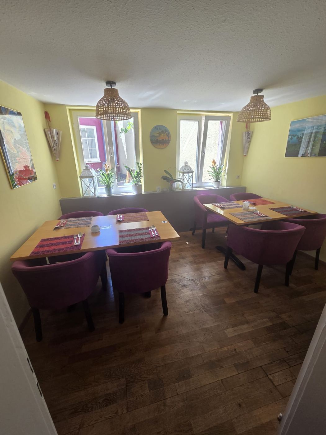 Gelbes Nebenzimmer mit violetten Sesseln