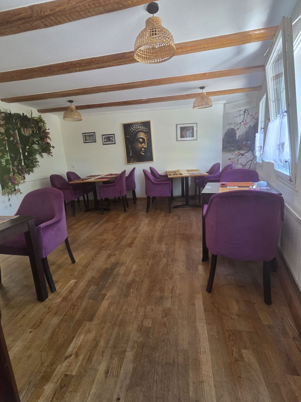 Gastraum im Obergeschoss mit Buddha-Bild